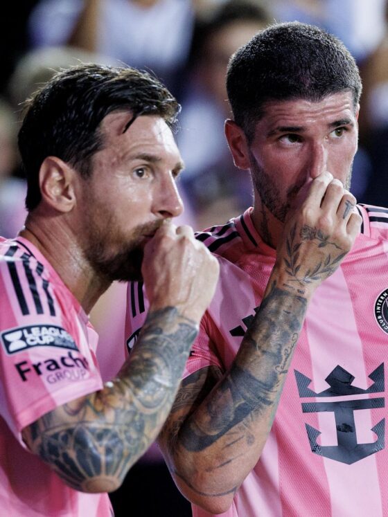 El delantero de Inter Miami CF Lionel Messi (I) habla con el mediocampista de Inter Miami CF Rodrigo De Paul durante el partido de la Leagues Cup 2025. EFE/EPA/CRISTOBAL HERRERA-ULASHKEVICH