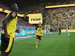 El jugador del Dortmund Serhou Guirassy (d) celebra el 2-0 durante el partido de la Bundesliga que han jugado Borussia Dortmund y 1. FC Union Berlin en Dortmund, Alemania. EFE/EPA/RONALD WITTEK