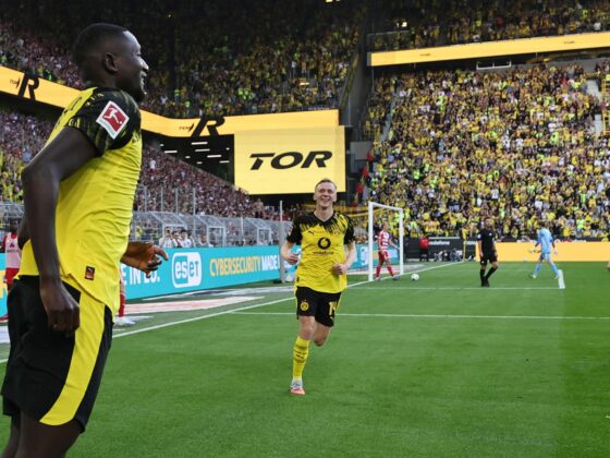 El jugador del Dortmund Serhou Guirassy (d) celebra el 2-0 durante el partido de la Bundesliga que han jugado Borussia Dortmund y 1. FC Union Berlin en Dortmund, Alemania. EFE/EPA/RONALD WITTEK