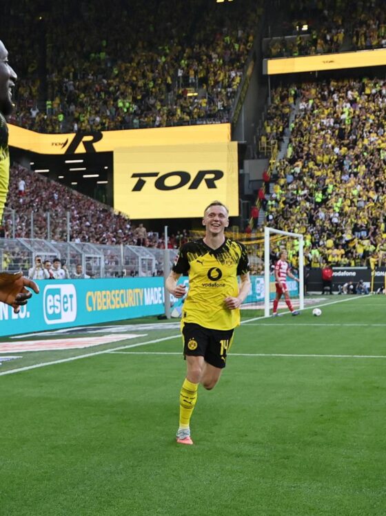El jugador del Dortmund Serhou Guirassy (d) celebra el 2-0 durante el partido de la Bundesliga que han jugado Borussia Dortmund y 1. FC Union Berlin en Dortmund, Alemania. EFE/EPA/RONALD WITTEK