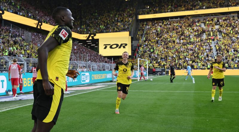 El jugador del Dortmund Serhou Guirassy (d) celebra el 2-0 durante el partido de la Bundesliga que han jugado Borussia Dortmund y 1. FC Union Berlin en Dortmund, Alemania. EFE/EPA/RONALD WITTEK