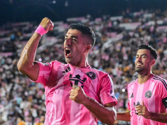 El delantero uruguayo Luis Suárez (i) celebra un gol junto al español Sergio Busquets, en la victoria por 2-1 del Inter Miami sobre Tigres, en los cuartos de final de la Leagues Cup. EFE/ Giorgio Viera