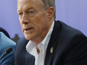 El presidente ejecutivo de la Federación Mexicana de Fútbol (FMF), Ivar Sisniega, habla durante una rueda de prensa este martes en la ciudad de Guadalajara (México). EFE/ Francisco Guasco
