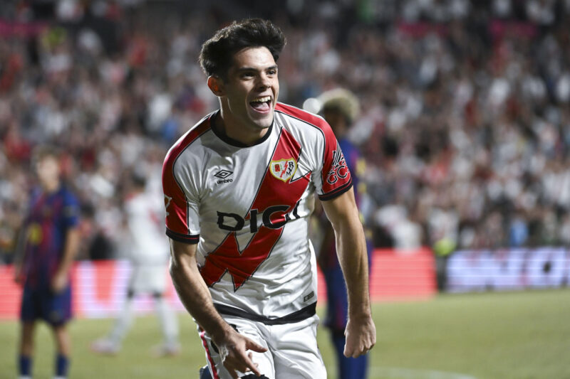 El centrocampista del Rayo Vallecano Fran Pérez celebra su gol durante el partido de la tercera jornada de LaLiga entre el Rayo Vallecano y el FC Barcelona, este domingo en el estadio de Vallecas. EFE/Fernando Villar