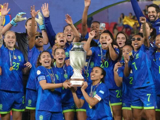 Angelina Alonso (i) y Marta Vieira da Silva (d) de Brasil sostienen el trofeo de la Copa América Femenina. EFE/ Vicente Costales