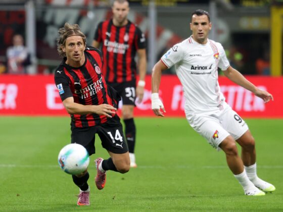 El jugador del AC Milan Luka Modric en acción durante el partido de la Serie A que han jugado Milan y Cremonese en el Giuseppe Meazza stadium en Milan, Italia. EFE/EPA/MATTEO BAZZI