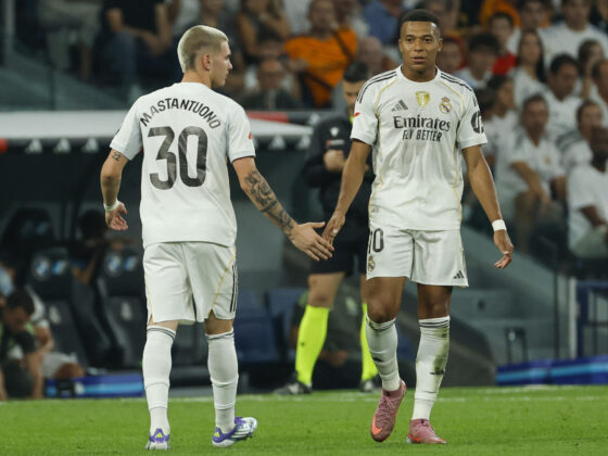 El delantero argentino del Real Madrid Franco Mastantuono (i) saluda a Kylian Mbappé durante el partido de la primera jornada de LaLiga que Real Madrid y Atlético Osasuna disputaron en el estadio Santiago Bernabéu. EFE/Mariscal