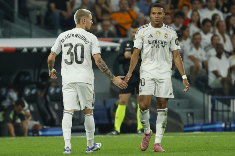 El delantero argentino del Real Madrid Franco Mastantuono (i) saluda a Kylian Mbappé durante el partido de la primera jornada de LaLiga que Real Madrid y Atlético Osasuna disputaron en el estadio Santiago Bernabéu. EFE/Mariscal