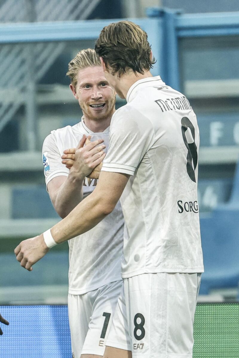 Kevin De Bruyne pasará por el quirófano: ¿cuántos partidos se perderá? El medio belga del Nápoles Kevin De Bruyne durante el partido de la Serie A que han jugado US Sassuolo y SSC Napoli en el Mapei Stadium en Reggio Emilia, Italia. EFE/EPA/ELISABETTA BARACCHI