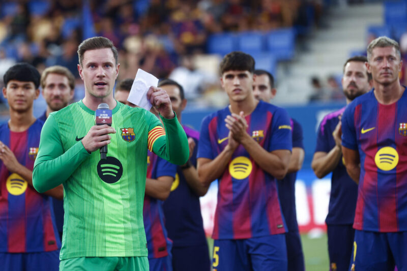 Ter Stegen cerca de dejar el Barça para llegar a este equipo de LaLiga El guardameta alemán del FC Barcelona Marc-André Ter Stegen (i) y sus compañeros durante la presentación del equipo previa al encuentro correspondiente 60.ª edición del Trofeo Joan Gamper que juegan ante el Como 1907, este domingo en el estadio Johan Cruyff de la localidad barcelonesa de Sant Joan Despi. EFE/Quique García