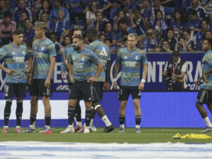 Los jugadores del Real Madrid momentos antes del partido de LaLiga que enfrenta al Real Oviedo y al Real Madrid este domingo en el estadio Carlos Tartiere. EFE/Paco Paredes