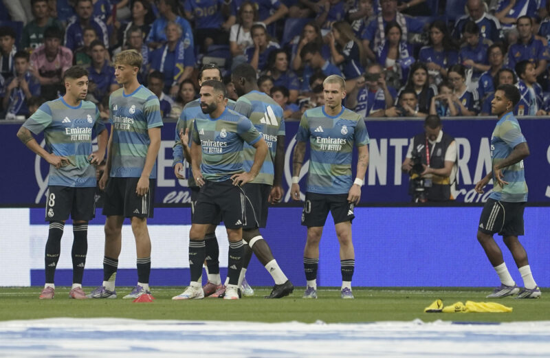 Los jugadores del Real Madrid momentos antes del partido de LaLiga que enfrenta al Real Oviedo y al Real Madrid este domingo en el estadio Carlos Tartiere. EFE/Paco Paredes