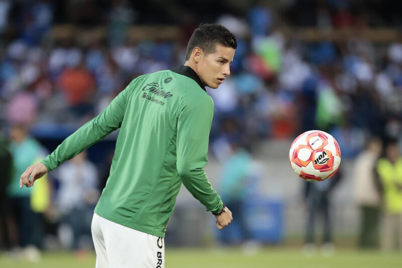¡Estos son los 11 cracks que aún no tienen equipo! James Rodríguez de León calienta previo al partido de la Liga MX entre Cruz Azul y León en el Estadio Olímpico Universitario en Ciudad de México. Imagen de archivo. EFE/José Méndez