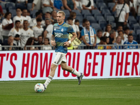 El extremo argentino del Real Madrid Franco Mastantuono calienta antes de comenzar el partido de la primera jornada de LaLiga que Real Madrid y Atlético Osasuna disputan en el estadio Santiago Bernabéu. EFE/Sergio Pérez