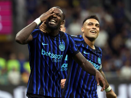 El jugador del Inter Milan Marcus Thuram (I) celebra con su compañero Lautaro Martinez el 4-0 durante el partido de la Serie A que han jugado Inter y Torino en Giuseppe Meazza stadium en Milan, Italia. EFE/EPA/MATTEO BAZZI