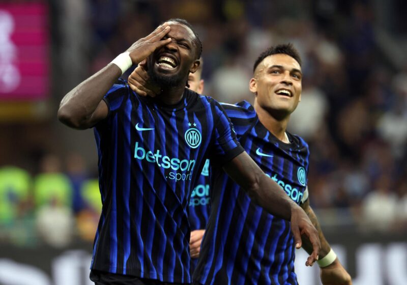 El jugador del Inter Milan Marcus Thuram (I) celebra con su compañero Lautaro Martinez el 4-0 durante el partido de la Serie A que han jugado Inter y Torino en Giuseppe Meazza stadium en Milan, Italia. EFE/EPA/MATTEO BAZZI