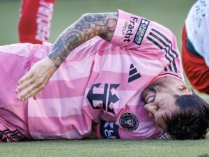 El argentino Lionel Messi se queja tras sufrir una aparatosa caída en el comienzo del partido de la Leagues Cup de Inter Miami contra Necaxa que le obligó a abandonar la cancha del estadio en Fort Lauderdale (Florida) EFE/EPA/CRISTOBAL HERRERA-ULASHKEVICH