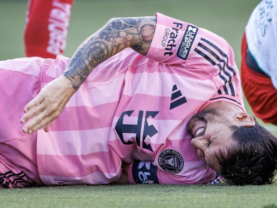 El argentino Lionel Messi se queja tras sufrir una aparatosa caída en el comienzo del partido de la Leagues Cup de Inter Miami contra Necaxa que le obligó a abandonar la cancha del estadio en Fort Lauderdale (Florida) EFE/EPA/CRISTOBAL HERRERA-ULASHKEVICH