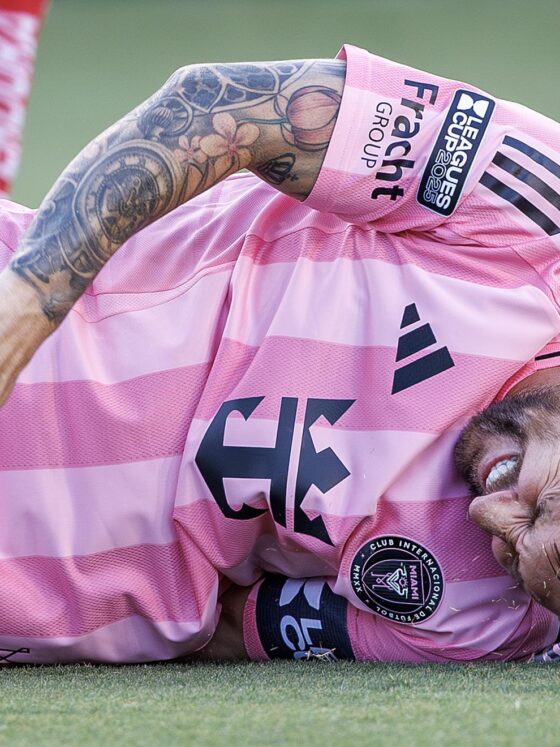 El argentino Lionel Messi se queja tras sufrir una aparatosa caída en el comienzo del partido de la Leagues Cup de Inter Miami contra Necaxa que le obligó a abandonar la cancha del estadio en Fort Lauderdale (Florida) EFE/EPA/CRISTOBAL HERRERA-ULASHKEVICH