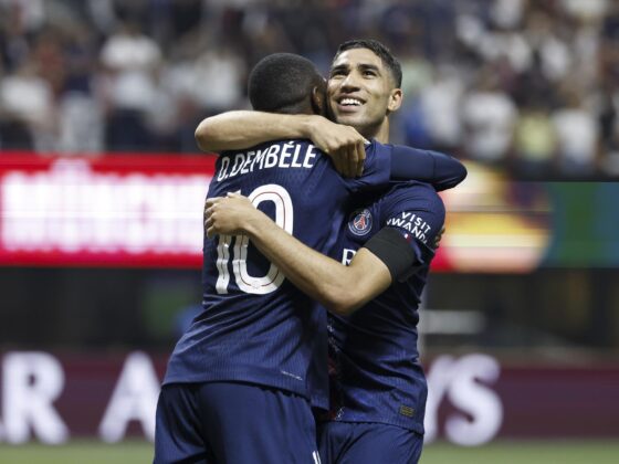 Achraf Hakimi (I) abraza a Ousmane Dembele, tras marcar este el segundo gol ante el Bayern Múnich en el Mundial de Clubes. EFE/EPA/ERIK S. LESSER