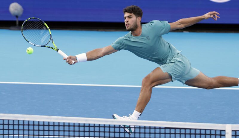 El español Carlos Alcaraz en acción contra el alemán Alexander Zverev en las semifinales del torneo de tenis Cincinnati, EE.UU. EFE/EPA/MARK LYONS