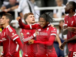 Rio Ngumoha celebra el tercer gol durante el partido de la Premier League que han jugado Newcastle United y Liverpool FC, en Newcastle, Reino Unido. EFE/EPA/ADAM VAUGHAN