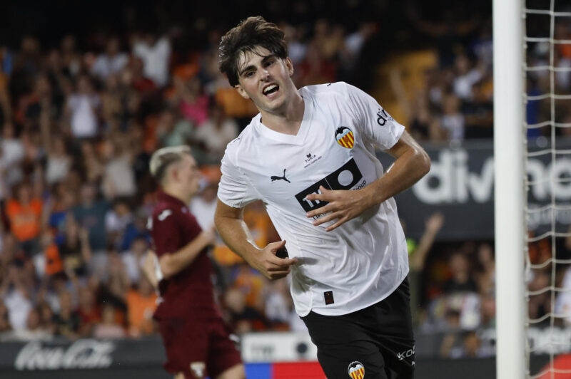 El Barcelona se contacta por jugadores del PSG y Valencia El centrocampista del Valencia Javi Guerra celebra su gol, el tercer gol del equipo ante el Torino, durante el partido del Trofeu Taronja que Valencia y Torino disputan este sábado en el estadio de Mestalla. EFE/ Ana Escobar