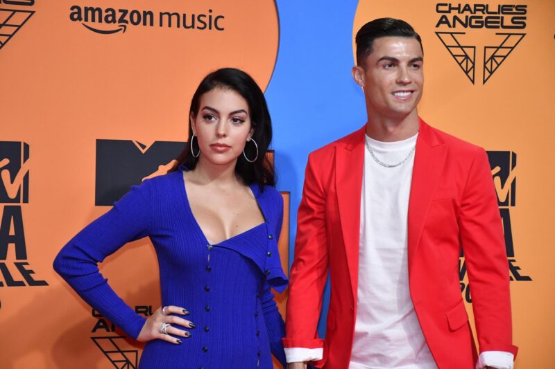 Foto archivo.  El futbolista Cristiano Ronaldo y su pareja Georgina Rodríguez posan durante el photocall de los premios MTV European Music Awards (EMA) que reconocen a los principales artistas europeos del momento. EFE/Raúl Caro Cadenas