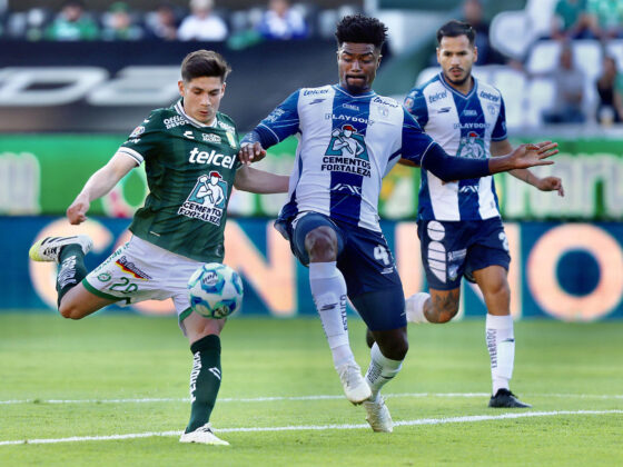 Jos?? Alvarado (i) del Le??n disputa un bal??n Eduardo dos Santos (c) del Pachuca durante un juego por la 6 jornada del torneo Apertura 2025. EFE/ Luis Ram??rez