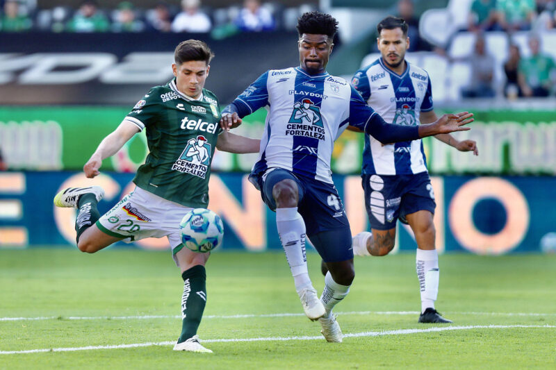 Jos?? Alvarado (i) del Le??n disputa un bal??n Eduardo dos Santos (c) del Pachuca durante un juego por la 6 jornada del torneo Apertura 2025. EFE/ Luis Ram??rez