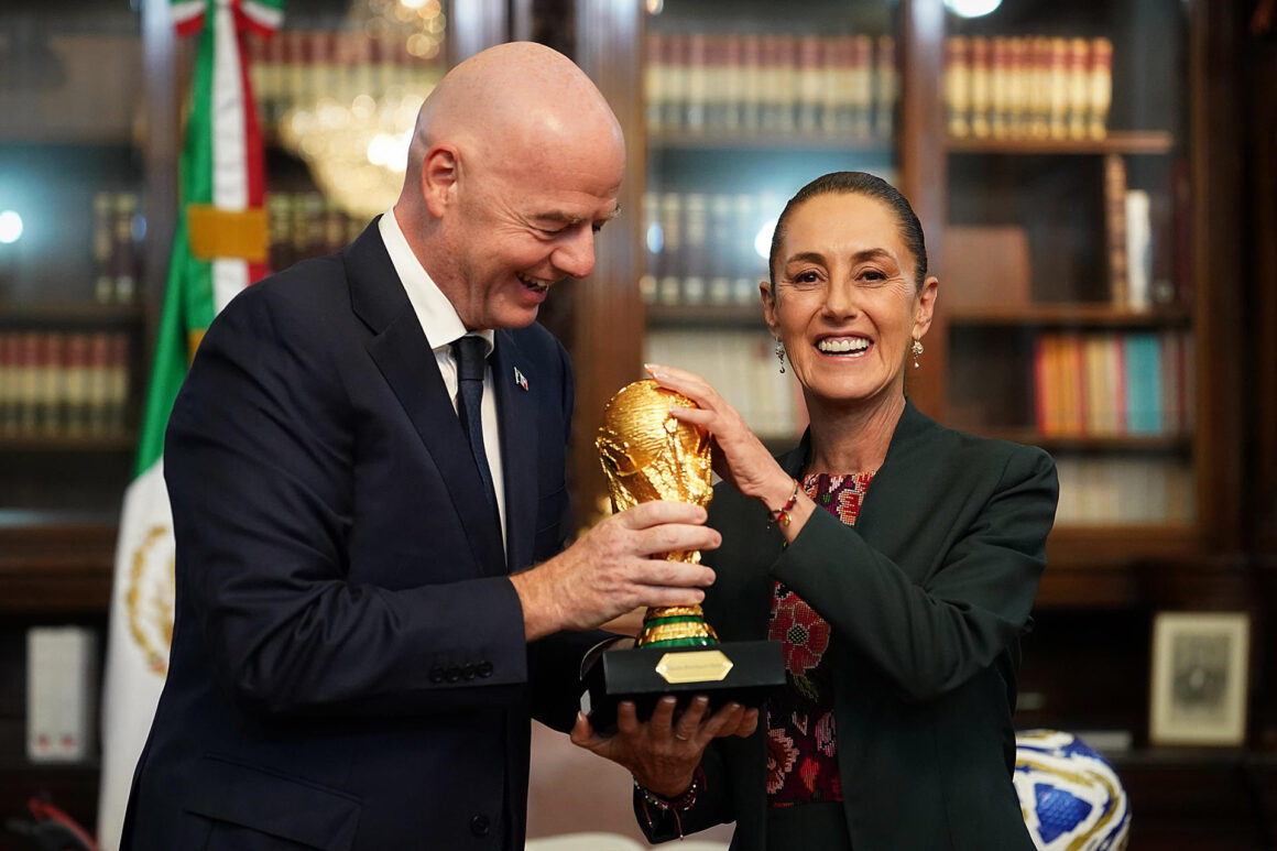Fotografía cedida este jueves por la Presidencia de México que muestra a la mandataria mexicana, Claudia Sheinbaum, y al presidente de la FIFA, Gianni Infantino, sosteniendo una réplica del trofeo de la Copa del Mundo de 2026. EFE/SOLO USO EDITORIAL/NO VENTAS/SOLO DISPONIBLE PARA ILUSTRAR LA NOTICIA QUE ACOMPAÑA (CRÉDITO OBLIGATORIO) Mundial