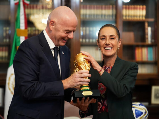 Fotografía cedida este jueves por la Presidencia de México que muestra a la mandataria mexicana, Claudia Sheinbaum, y al presidente de la FIFA, Gianni Infantino, sosteniendo una réplica del trofeo de la Copa del Mundo de 2026. EFE/SOLO USO EDITORIAL/NO VENTAS/SOLO DISPONIBLE PARA ILUSTRAR LA NOTICIA QUE ACOMPAÑA (CRÉDITO OBLIGATORIO) Mundial