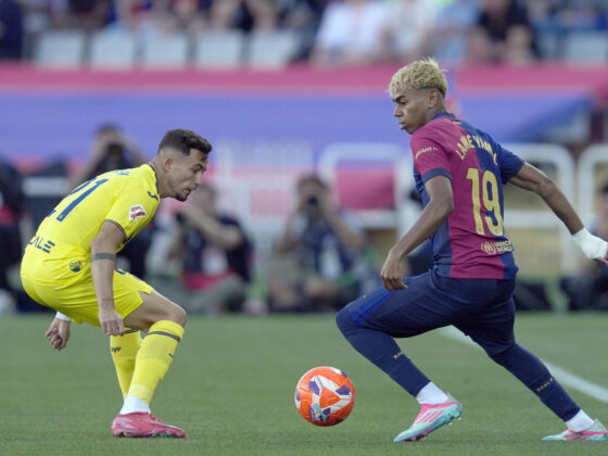Foto de archivo del delantero del Barcelona Lamine Yamal (d) luchando por el balón con Yeremi Pino, del Villarreal, en la jornada 37 de LaLiga 2024/2025 disputado en el Estadio Olímpico de Montjuic. EFE/Enric Fontcuberta