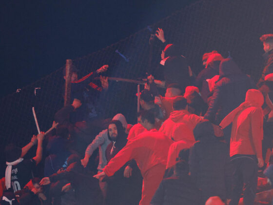 Fanáticos de Independiente y la Universidad de Chile se enfrentan este miércoles en una tribuna del Estadio Libertadores der América de la ciudad argentina de Avellaneda con graves consecuencias que obligaron a la cancelación del partido de vuelta de los octavos de final de la Copa Sudamericana. EFE/ Juan Ignacio Roncoroni