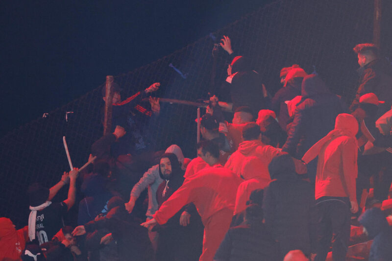 Fanáticos de Independiente y la Universidad de Chile se enfrentan este miércoles en una tribuna del Estadio Libertadores der América de la ciudad argentina de Avellaneda con graves consecuencias que obligaron a la cancelación del partido de vuelta de los octavos de final de la Copa Sudamericana. EFE/ Juan Ignacio Roncoroni