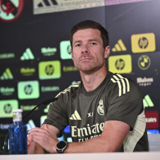 El entrenador del Real Madrid Xabi Alonso en rueda de prensa tras dirigir, este viernes, el último entrenamiento en Valdebebas antes de recibir al Mallorca en el Santiago Bernabéu. EFE/ Fernando Villar