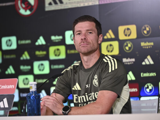 El entrenador del Real Madrid Xabi Alonso en rueda de prensa tras dirigir, este viernes, el último entrenamiento en Valdebebas antes de recibir al Mallorca en el Santiago Bernabéu. EFE/ Fernando Villar