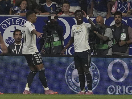 OVIEDO 24/08/2025. - El delantero del Real Madrid Vinicius Junior (d), tras marcar el tercer gol, durante el partido ante el Oviedo, el pasado domingo en el estadio Carlos Tartiere. EFE/Paco Paredes