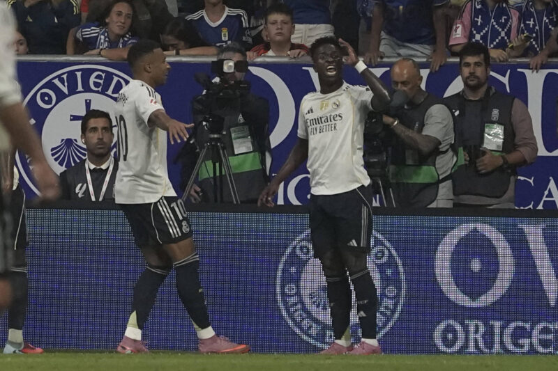 OVIEDO 24/08/2025. - El delantero del Real Madrid Vinicius Junior (d), tras marcar el tercer gol, durante el partido ante el Oviedo, el pasado domingo en el estadio Carlos Tartiere. EFE/Paco Paredes