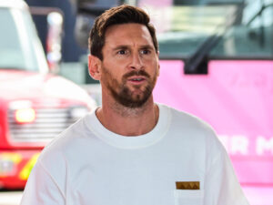 El argentino Lionel Messi, del Inter Miami CF, a su llegada al estadio para enfrentar a Tigres en un partido de cuartos de final de la Leagues Cup en el estadio Chase en Fort Lauderdale (EE. UU.). EFE/ Giorgio Viera
