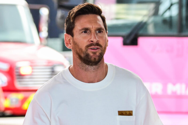 El argentino Lionel Messi, del Inter Miami CF, a su llegada al estadio para enfrentar a Tigres en un partido de cuartos de final de la Leagues Cup en el estadio Chase en Fort Lauderdale (EE. UU.). EFE/ Giorgio Viera