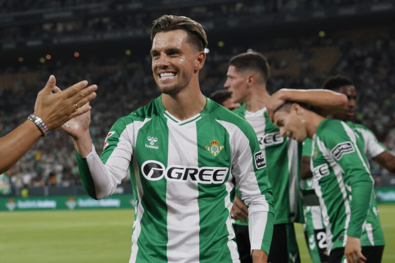 El centrocampista argentino del Betis Giovani Lo Celso (d) celebra tras anotar el 1-0 durante el partido de LaLiga EA Sports entre el Real Betis y el Alavés, este viernes en el estadio de la Cartuja. EFE/ José Manuel Vidal