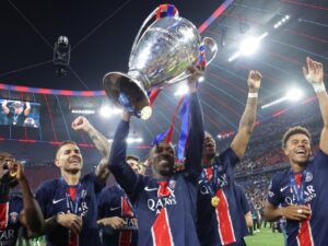 Fotografía de Christopher Neundorf, en la que puede verse en una imagen de archivo del 31 de mayo de 2025 a futbolistas del PSG celebrando el triunfo en la final de la Liga de Campeones 2024-2025, disputada ante el Inter de Milán. EFE