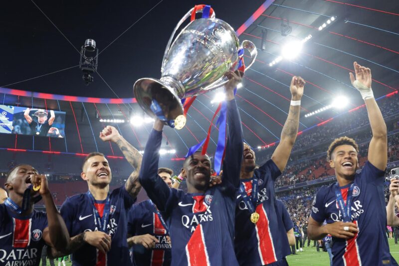 Fotografía de Christopher Neundorf, en la que puede verse en una imagen de archivo del 31 de mayo de 2025 a futbolistas del PSG celebrando el triunfo en la final de la Liga de Campeones 2024-2025, disputada ante el Inter de Milán. EFE