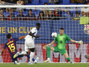 El guardameta del FC Barcelona Joan García (d) detiene un balón durante el encuentro correspondiente a la 60.ª edición del Trofeo Joan Gamper que FC Barcelona y Como 1907 juegan este domingo en el estadio Johan Cruyff de la localidad barcelonesa de Sant Joan Despi. EFE/Quique García