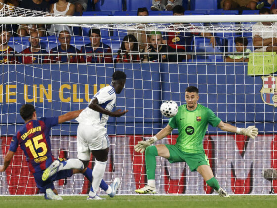 El guardameta del FC Barcelona Joan García (d) detiene un balón durante el encuentro correspondiente a la 60.ª edición del Trofeo Joan Gamper que FC Barcelona y Como 1907 juegan este domingo en el estadio Johan Cruyff de la localidad barcelonesa de Sant Joan Despi. EFE/Quique García