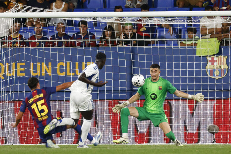 El guardameta del FC Barcelona Joan García (d) detiene un balón durante el encuentro correspondiente a la 60.ª edición del Trofeo Joan Gamper que FC Barcelona y Como 1907 juegan este domingo en el estadio Johan Cruyff de la localidad barcelonesa de Sant Joan Despi. EFE/Quique García