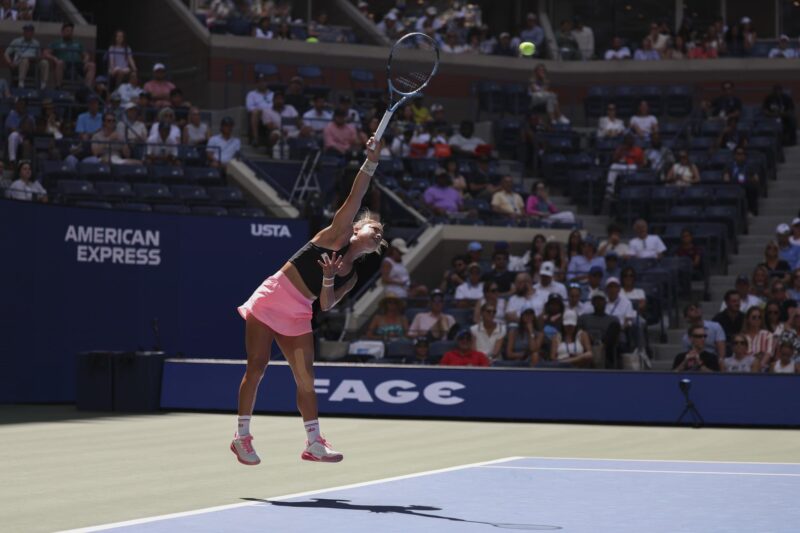 La mexicana Renata Zarazúa en acción contra la estadounidense Madison Keys en un partido de la primera ronda del Abierto de Tenis de Estados Unidos. EFE/EPA/SARAH YENESEL