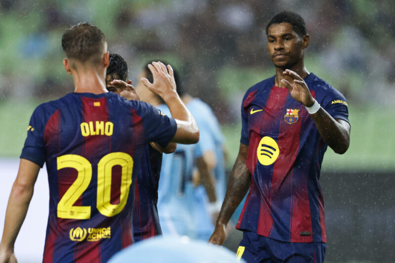 Del 0-4 al 2-1. ¿Qué ha cambiado en el Barcelona de un año a otro? El jugador del Barcelona Marcus Rashford (d) celebra un gol con su compañero Dani Olmo, en una foto de archivo. EFE/ Jeon Heon-kyun