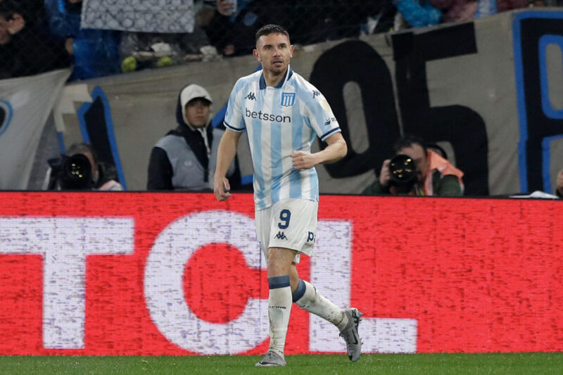 Adrián Martínez de Racing celebra un gol en un partido por la Copa Libertadores. EFE/ Demian Alday estevez